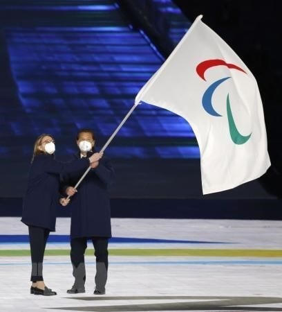 Lá cờ Paralympic được trao lại cho giới chức thành phố Milan và Cortina d'Ampezzo của Italy, nước chủ nhà của Paralympic mùa Đông 2026.(Ảnh: THX/TTXVN).