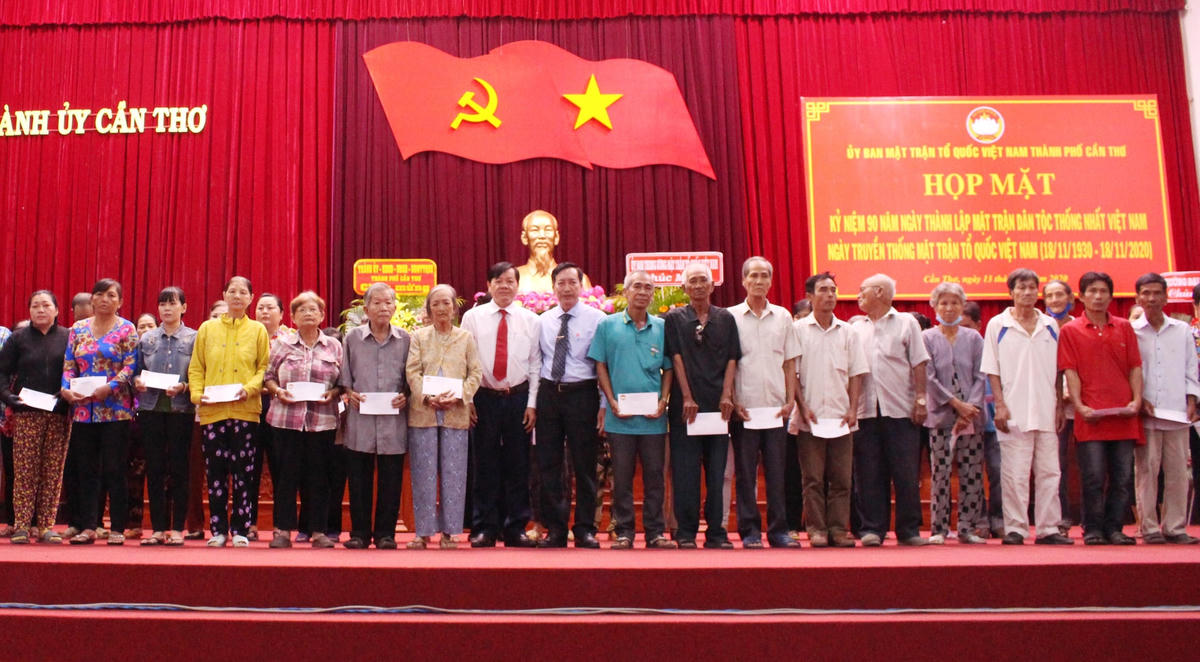 Dịp này Mặt trận TP Cần Thơ cũng trao quà cho các hộ nghèo trên địa bàn Thành phố.