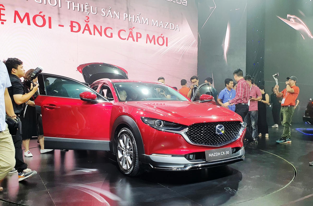 Nhiều phóng viên tham dự đưa tin sự kiện ra mắt dòng xe mới của THACO.