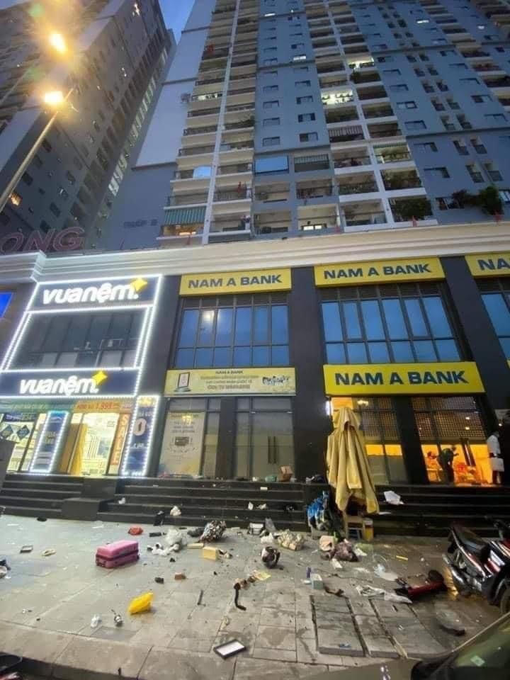 Nhiều đồ vật có kích thước lớn và nặng bỗng nhiên "bay" khỏi căn hộ chung cư rơi xuống vỉa hè gây nguy hiểm cho người đi đường. Ảnh: FB.