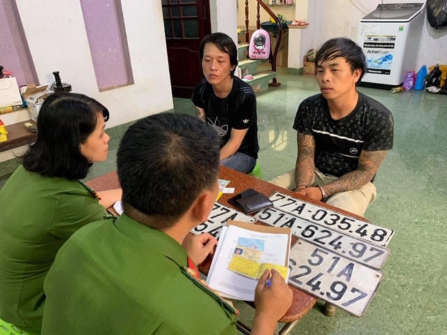 Hai đối tượng vận chuyển thuốc lá lậu làm việc với cơ quan Công an