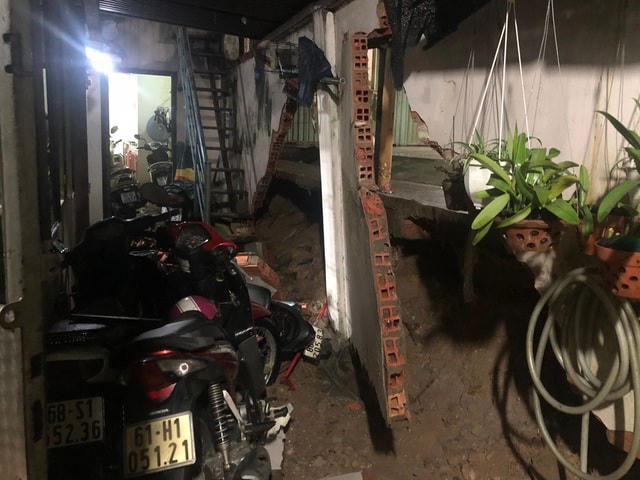 Hiện trường mảng tường lớn đổ sập đè hàng loạt xe máy.
