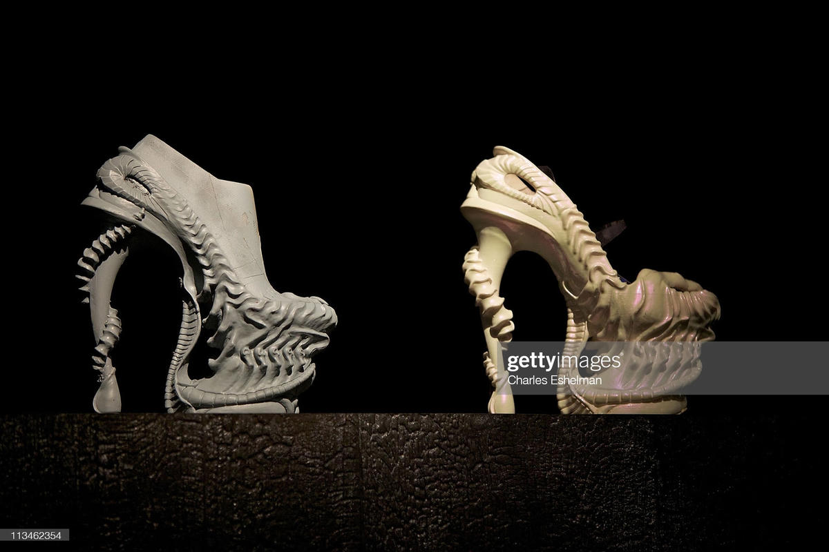 Giày cao gót kiểu người ngoài hành tinh được thiết kế bởi  Alexander McQueen .