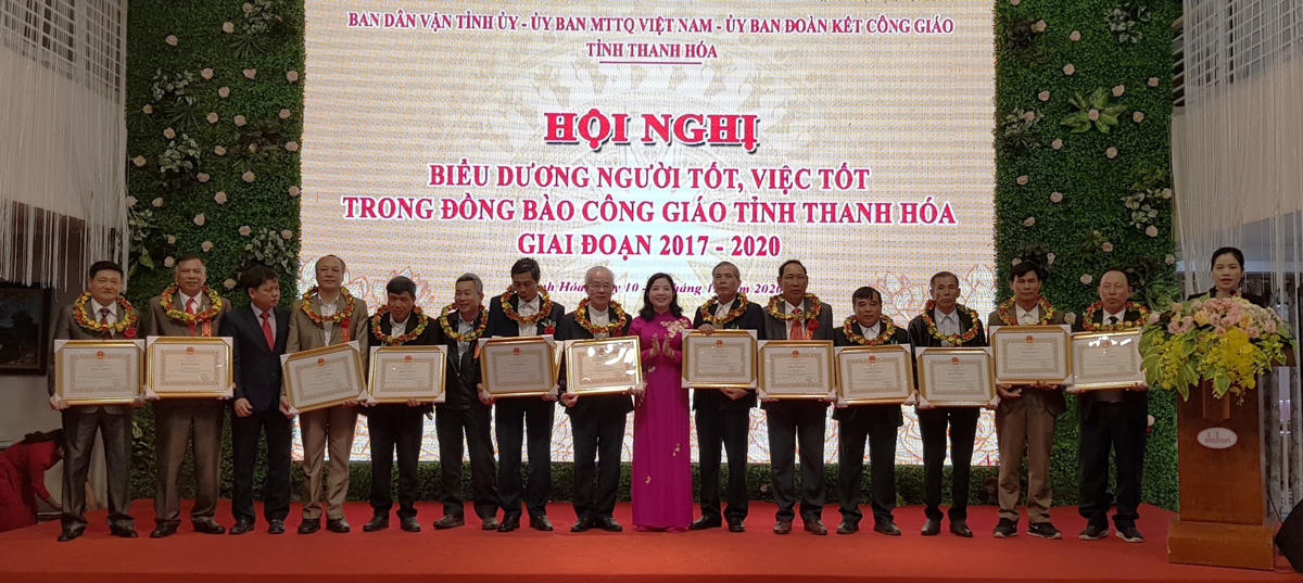 Thay mặt lãnh đạo tỉnh Thanh Hóa, bà Phạm Thị Thanh Thủy tặng bằng khen cho 60 cá nhân đã có thành tích thực hiện phong trào “Người tốt, việc tốt” trong đồng bào Công giáo tỉnh Thanh Hóa, giai đoạn 2017-2020.