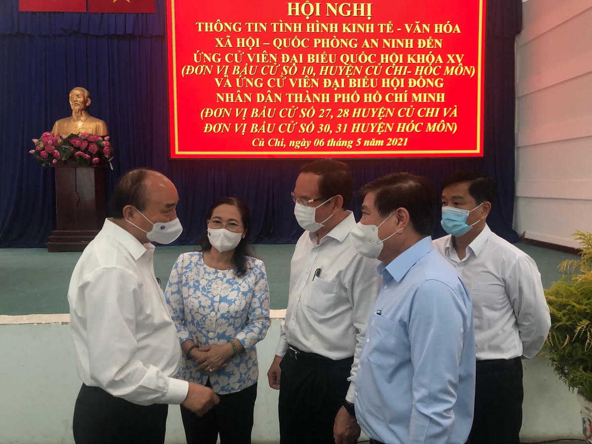 Chủ tịch nước Nguyễn Xuân Phúc trao đổi với lãnh đạo TP HCM. Ảnh: CTV.