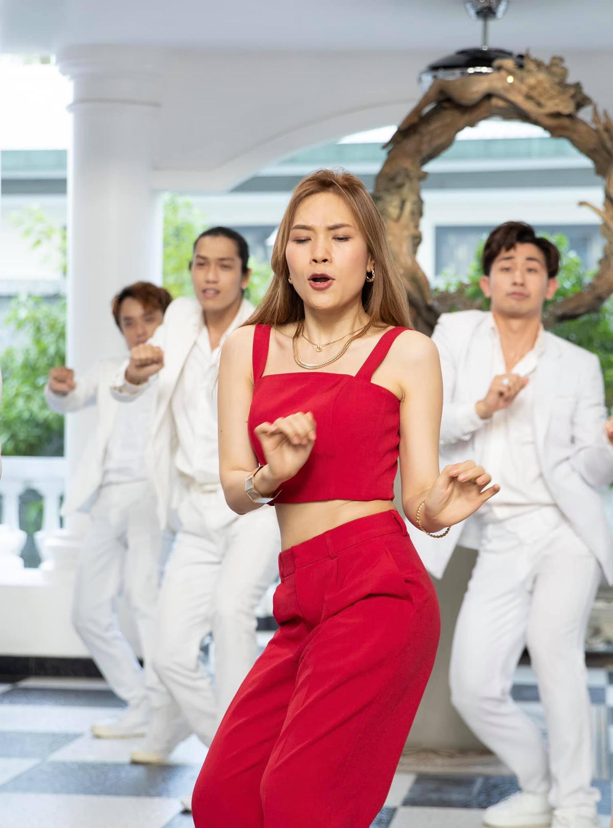 Chị đại Mỹ Tâm siêu biểu cảm trong MV “Anh chưa biết đâu”.  