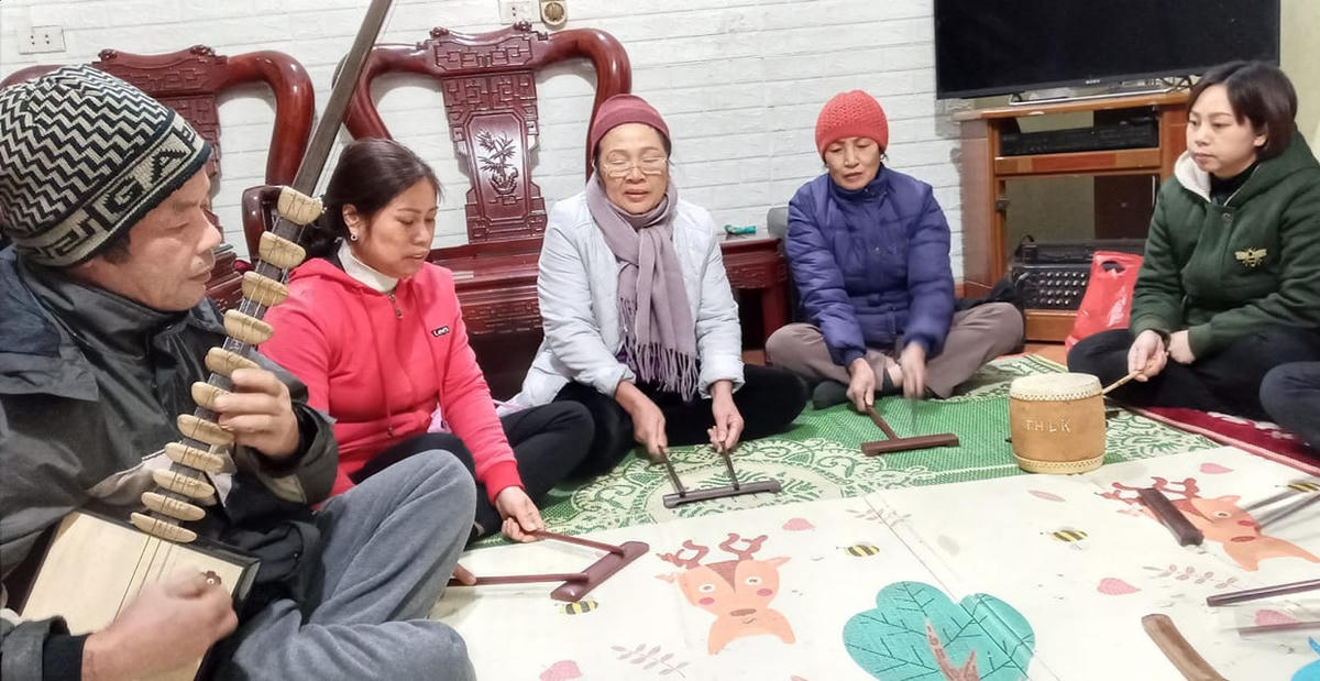 Một buổi sinh hoạt của CLB ca trù diễn ra tại thôn Lỗ Khê.