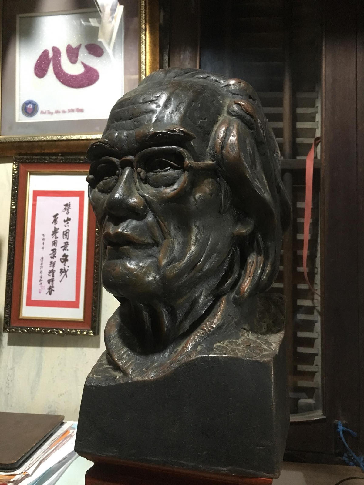 Tượng nhà văn Sơn Tùng do nhà điêu khắc Trần Tuy thể hiện năm 2009.