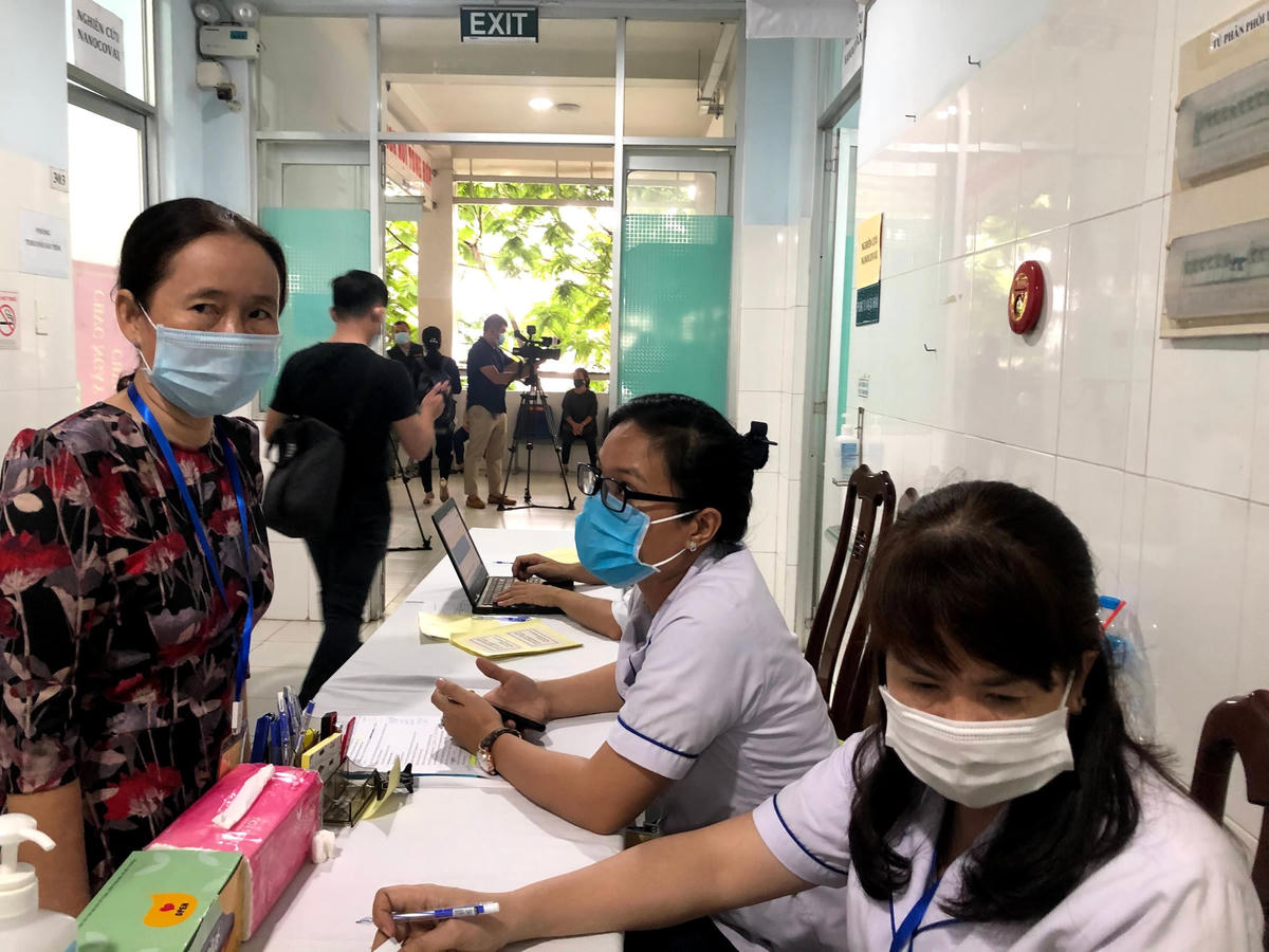 Tư vấn trước khi tiêm thử nghiệm.