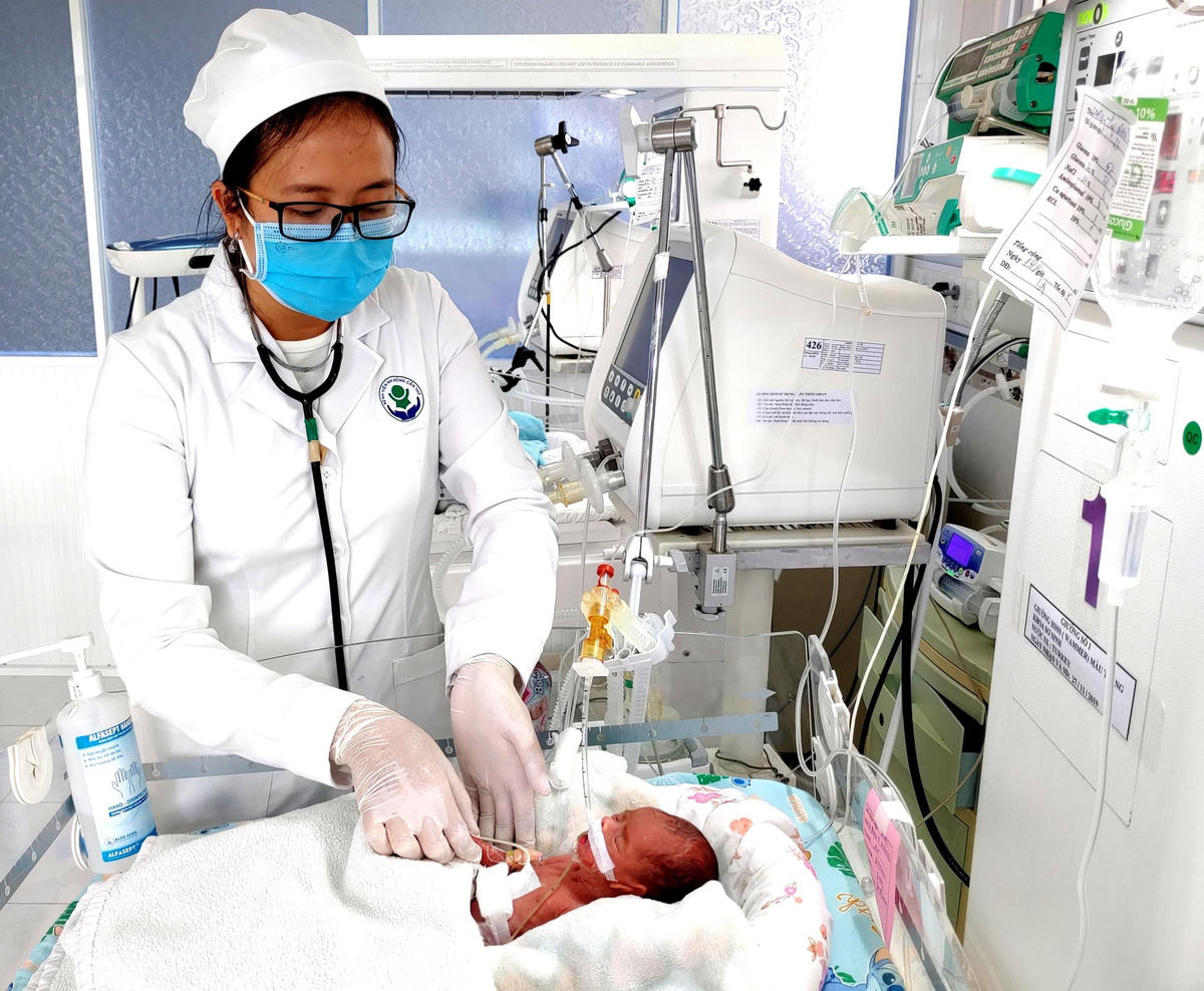 Hiện tại hậu phẫu ngày thứ 2, sinh hiệu bé ổn định còn thở máy, được nuôi ăn tĩnh mạch hoàn toàn.