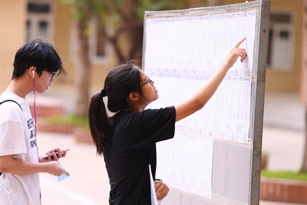 Thí sinh xem số báo danh trước khi vào phòng thi. (Ảnh: Nguyên An/Vietnam+).