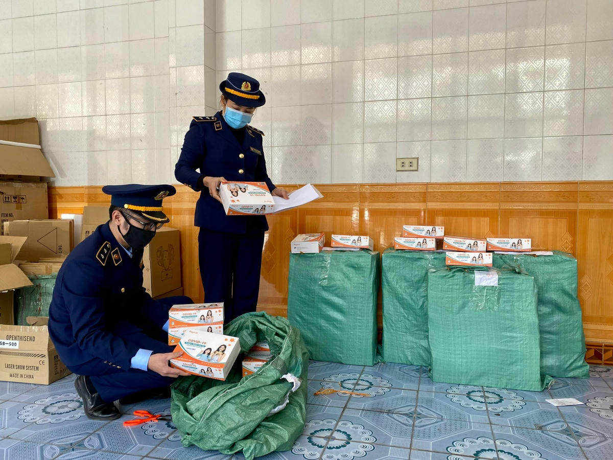 Lô hàng 2.500 bộ kit test nhanh Covid-19 không rõ nguồn gốc, xuất xứ, không có hóa đơn, chứng từ hợp lệ bị tạm giữ từ ngày 19/1, đang lưu kho chờ xử lý.