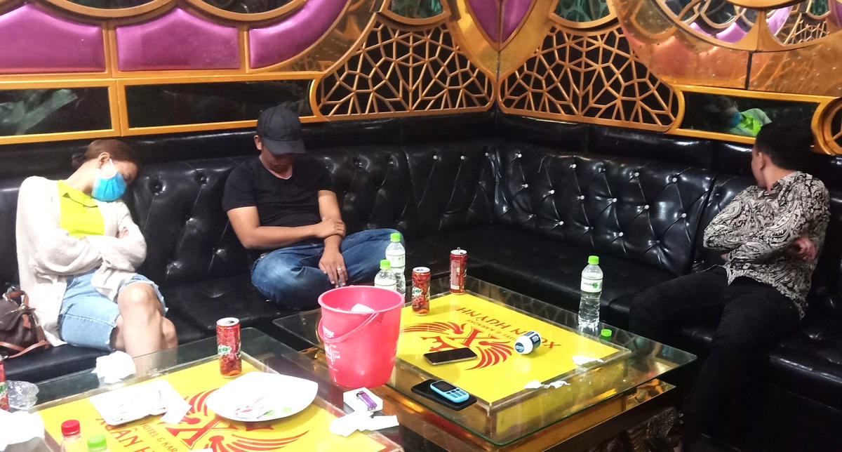 Ngang nhiên chơi ma tuý trong quán karaoke. Ảnh Tuấn Khanh.