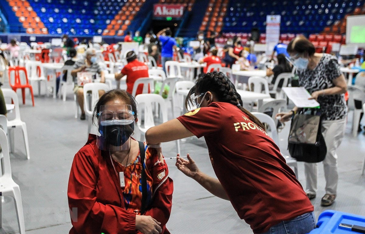 Philippines đẩy nhanh chiến dịch tiêm chủng vaccine ngừa Covid-19. Trong ảnh: Một điểm tiêm chủng tại thành phố San Juan.