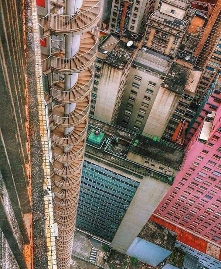 Lối thoát hiểm của tòa nhà chung cư có tên Copan ở São Paulo, Brazil.  