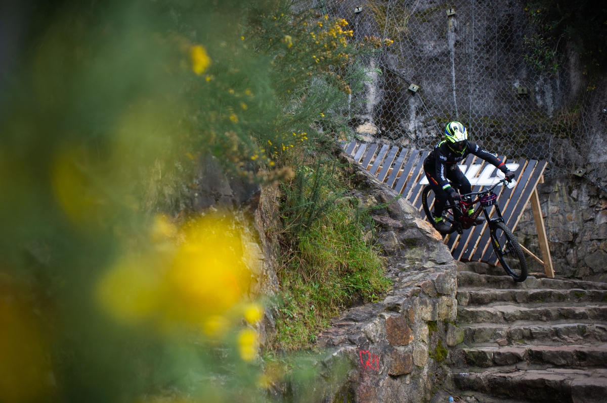 Tuyển thủ Gabriel Giovannini của Brazil tham gia cuộc đua xuống dốc Red Bull Monserrate Cerro Abajo 2022. Ảnh: Chepa Beltran / LongVisual / ZUMA Press Wire / REX / Shutterstock.