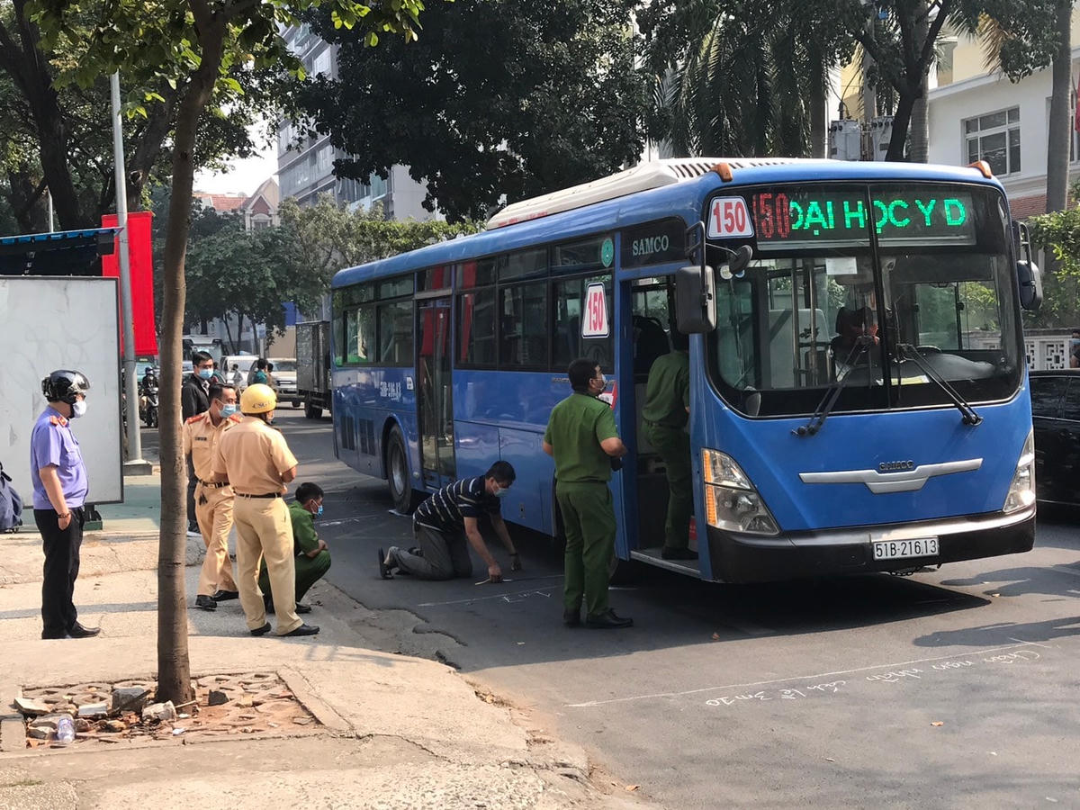 Lực lượng chức năng khám nghiệm hiện trường. Ảnh: Trung Lĩnh.