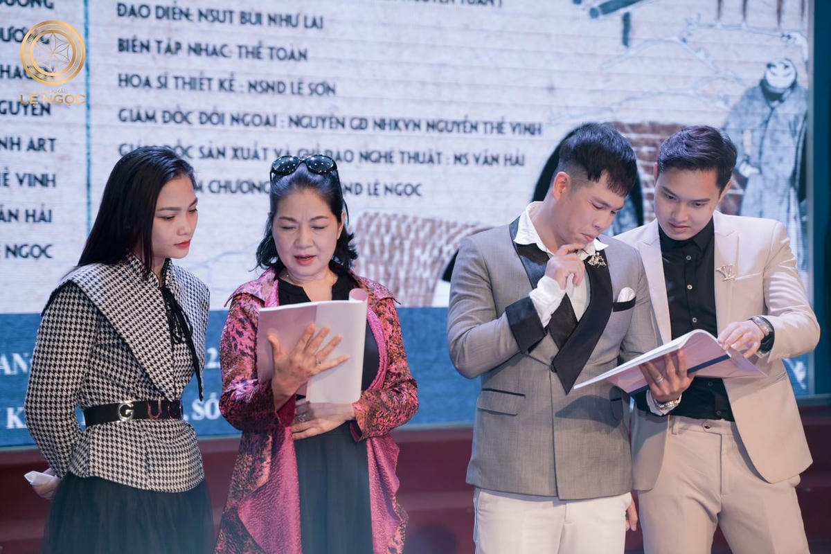 Các nghệ sĩ tham gia vở “Vụ án người đốt đền” nghiên cứu kịch bản.
