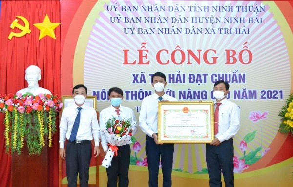 Thừa ủy quyền của Chủ tịch UBND tỉnh Ninh Thuận, Sở NN&PTNT trao Quyết định công nhận xã Tri Hải đạt chuẩn nông thôn mới nâng cao năm 2021.