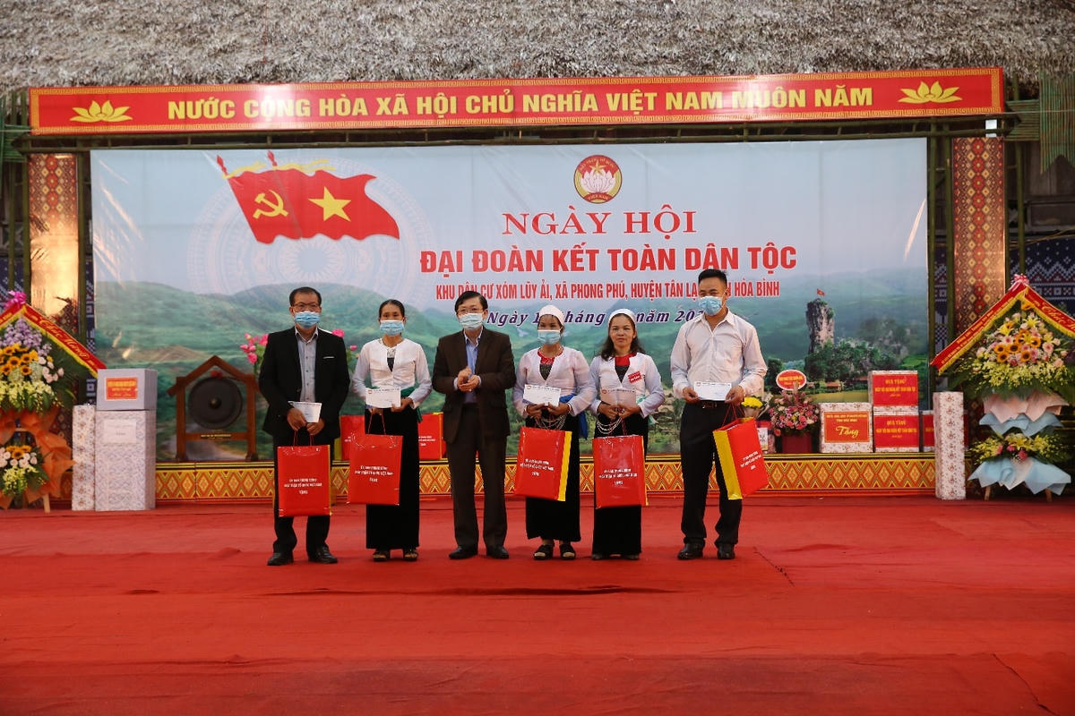 Phó Chủ tịch UBTƯ MTTQ Việt Nam Nguyễn Hữu Dũng trao quà cho đại diện bà con thôn Lũy Ải.