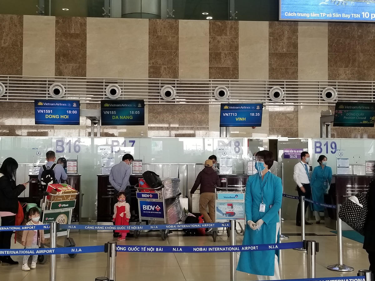 Sân bay Nội Bài vẫn đông hành khách sau kỳ nghỉ Tết, không có chuyện 'đóng cửa'