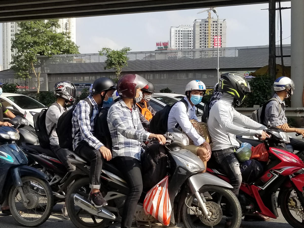 Nhiều người trở lại thành phố sau kì nghỉ kéo dài 4 ngày.