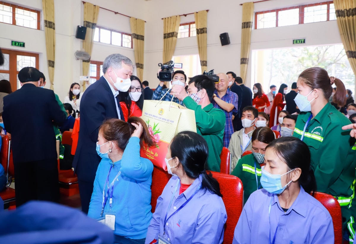 Chánh án TAND Tối cao Nguyễn Hòa Bình, trao quà Tết cho các công nhân nhân dịp Tết nguyên đán 2022.