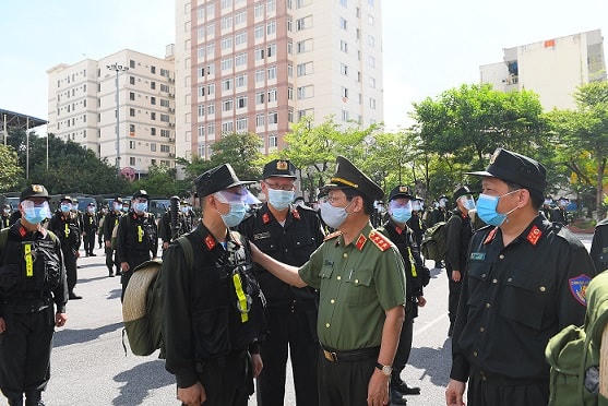 Thứ trưởng Bộ Công an Nguyễn Văn Sơn động viên các cán bộ, chiến sĩ tại lễ xuất quân.