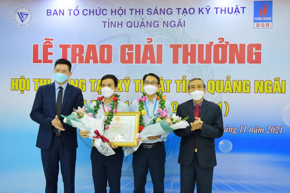 Ban tổ chức trao giải Ba cho đại diện nhóm tác giả đạt giải.