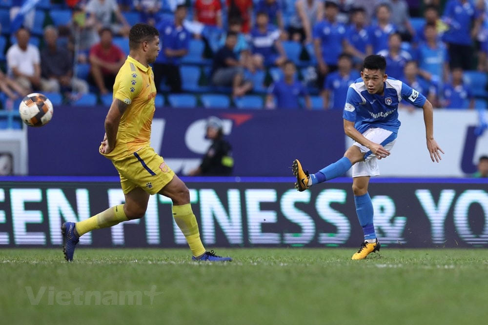 Hai Long dứt điểm ghi bàn thắng đẹp mắt trước Nam Định ở vòng 8 V-League 2020. Ảnh: Vietnam+.