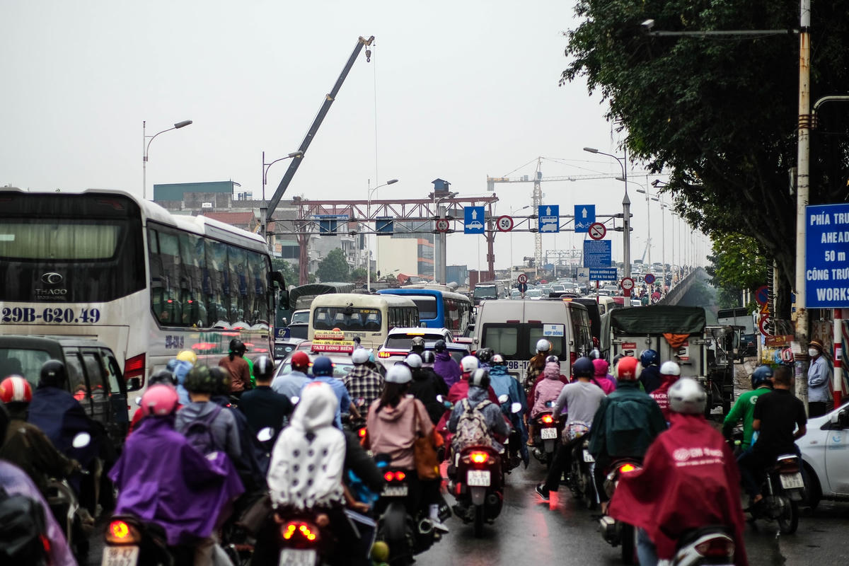 Xe máy và ô tô đan xen lẫn nhau tạo nên khung cảnh hỗn loạn.Các hàng xe nối dài dằng dặc, không thể nhúc nhích vì tắc nghẽn.Những loại xe được ưu tiên như xe cứu thương cũng kẹt cứng trên đoạn đường này.Anh Bùi Thế An (Thạch Bàn, Hà Nội) cho biết, anh đi từ nhà đến khu vực Aeon Mall thì xảy ra ùn tắc. Mất hơn 15 phút, đến giờ anh vẫn chưa thể đi lên cầu Vĩnh Tuy.Nhiều phương tiện bất chấp quy tắc, lạng lách trên vỉa hè vì muốn di chuyển nhanh chóng, gây nguy hiểm với người đi bộ.