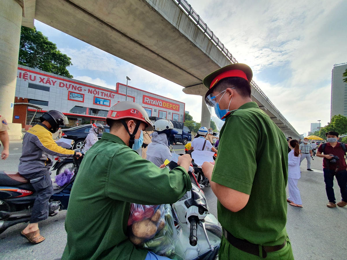 Người dân đều chấp hành nghiêm các quy định về giấy đi đường theo yêu cầu. 