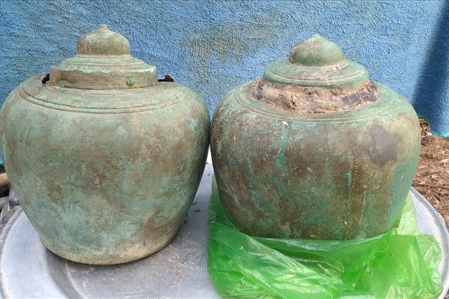 2 hũ kim loại cổ đang được cất giữ tại nhà thờ Tổ của chùa Hoa Yên. Ảnh: CTV.