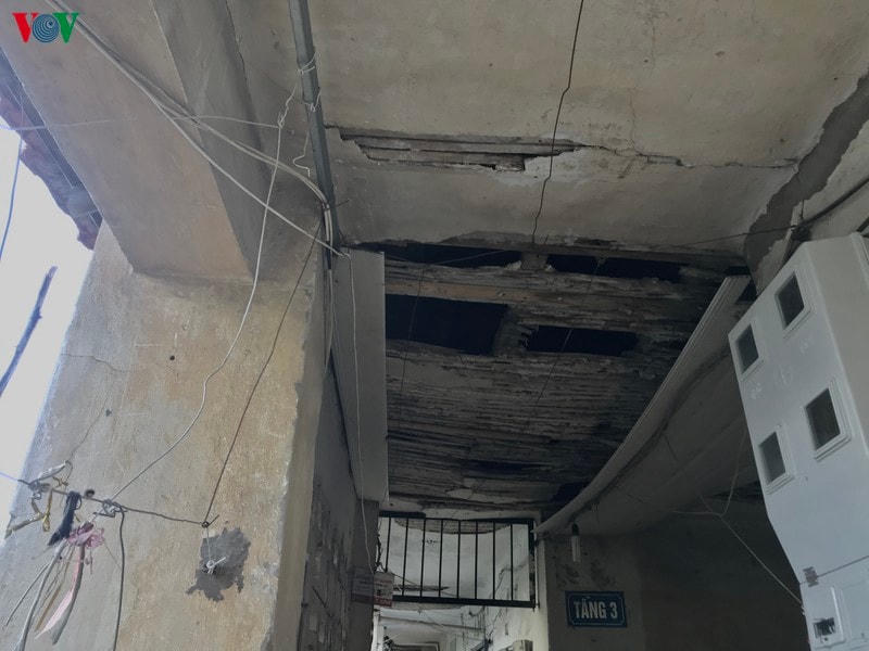 Hiện nay, nhiều người dân vẫn mong chờ quyết định của chính quyền địa phương. Rất mong cơ quan chức năng nhanh chóng vào cuộc, giải quyết dứt điểm những tồn đọng tại khu tập thể 3 tầng. Bởi với những mảng tưởng bong tróc và nứt toác thề này, không ai có thể đảm bảo an toàn của gần 150 hộ dân, đặc biệt là khi mùa mưa bão sắp đến.