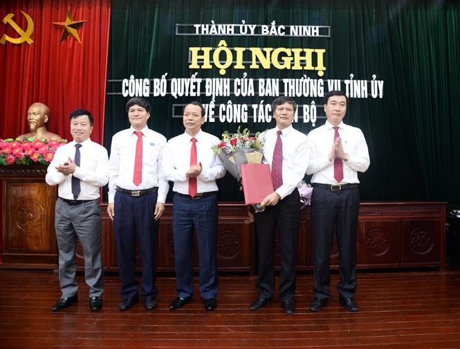 Ông Tạ Đăng Đoan, Uỷ ban Ban Thường vụ Tỉnh ủy, Trưởng ban Tuyên giáo nhận quyết định giữ chức Bí thư Thành ủy Bắc Ninh.