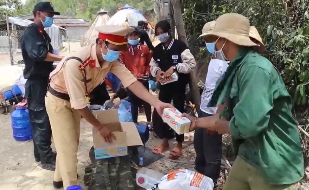 Lực lượng CSGT hỗ trợ mì gói, sữa để giúp cho bà con chống đói.