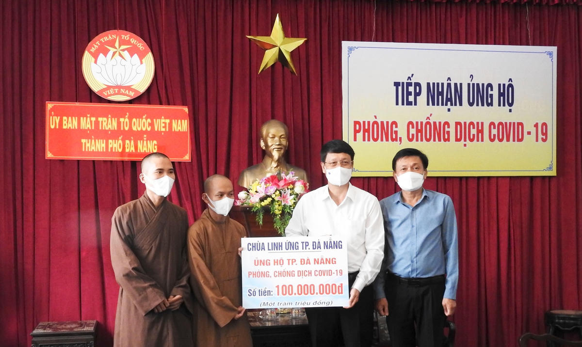 Chủ tịch Ủy ban MTTQ Việt Nam TP Đà Nẵng tiếp nhận ủng hộ từ các doanh nghiệp, tổ chức, cá nhân.