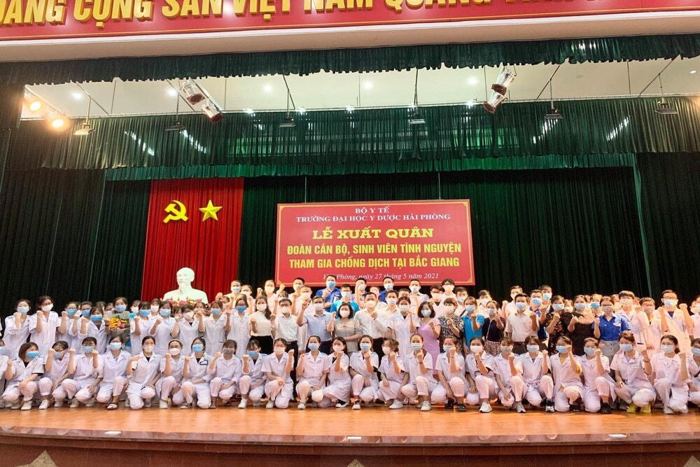 Đoàn sinh viên trường Đại học Y Dược Hải Phòng lên đường chi viện Bắc Giang chống dịch. Ảnh: NVCC.