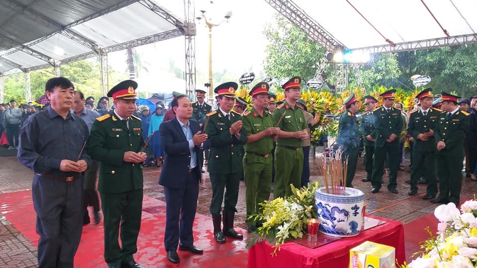 Đồng đội tiễn biệt.