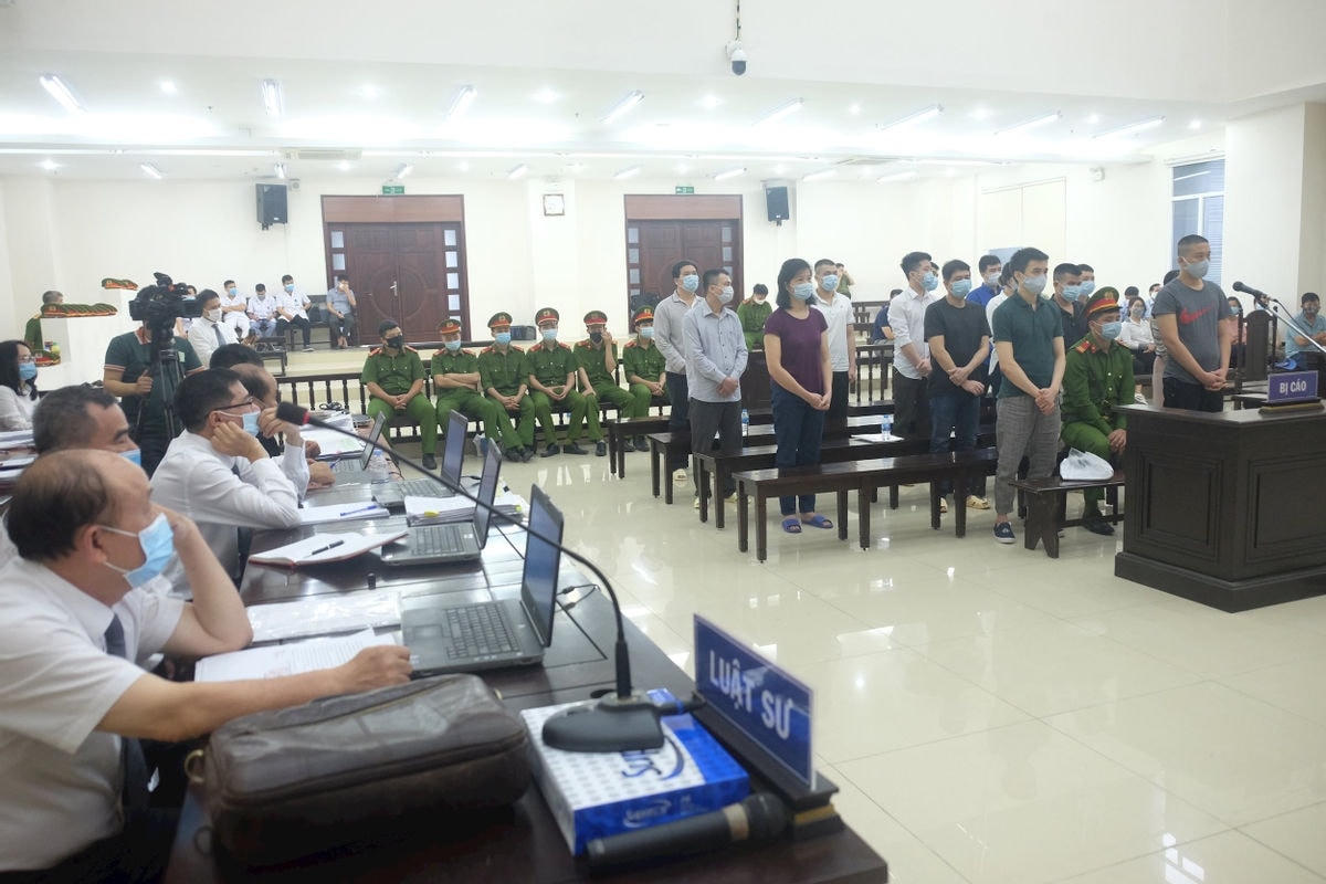 Các bị cáo tại toà.