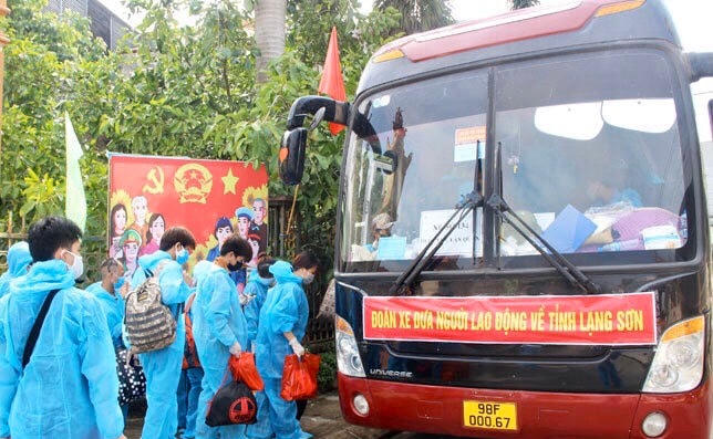 Các công dân Tỉnh Lạng Sơn lên xe trở về địa phương. (Ảnh: Báo Lạng Sơn).