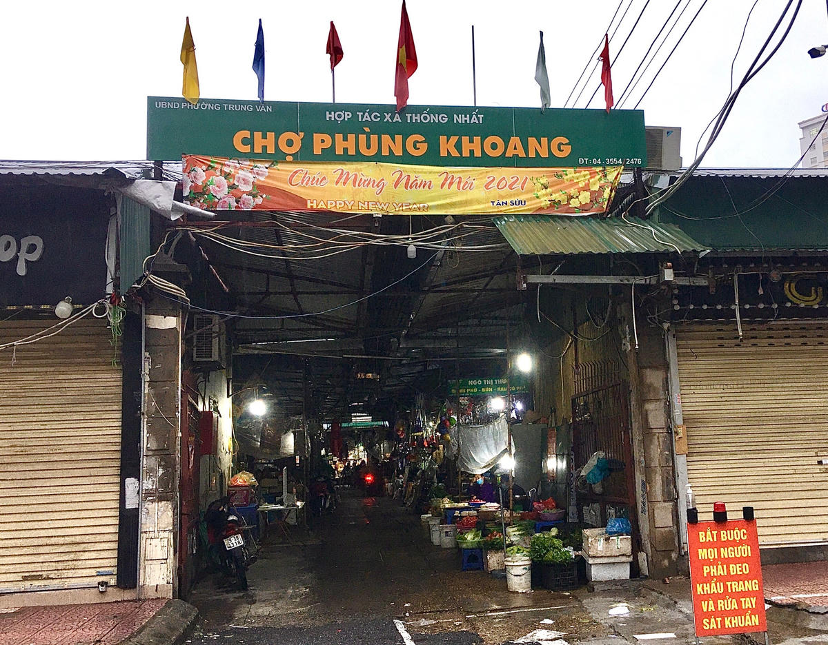 Ghi nhận của PV Báo Đại Đoàn Kết tại nhiều chợ dân sinh và siêu thị, mặc dù những bảng thông báo bắt buộc người dân thực hiện đeo khẩu trang, sát khuẩn tay...được đặt ngay lối ra vào, tuy nhiên nhiều người dân không thực hiện.