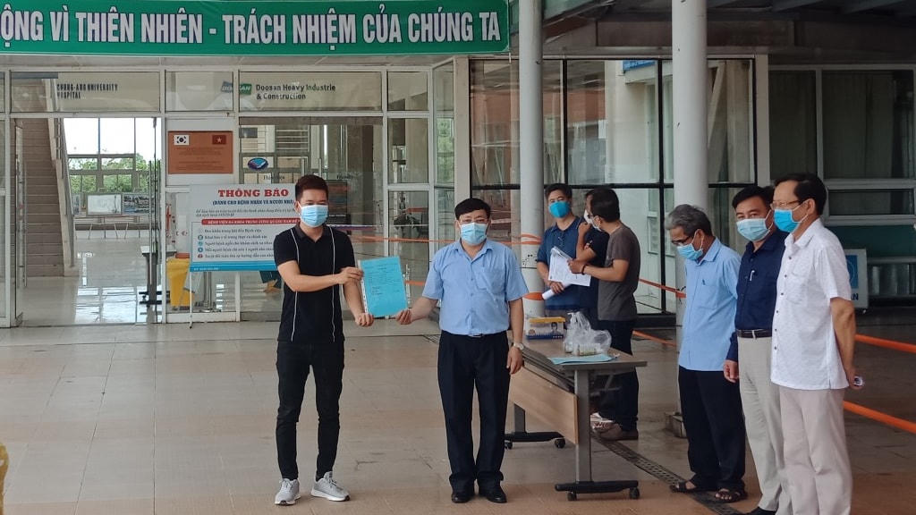Trao Giấy ra viện cho bệnh nhân.