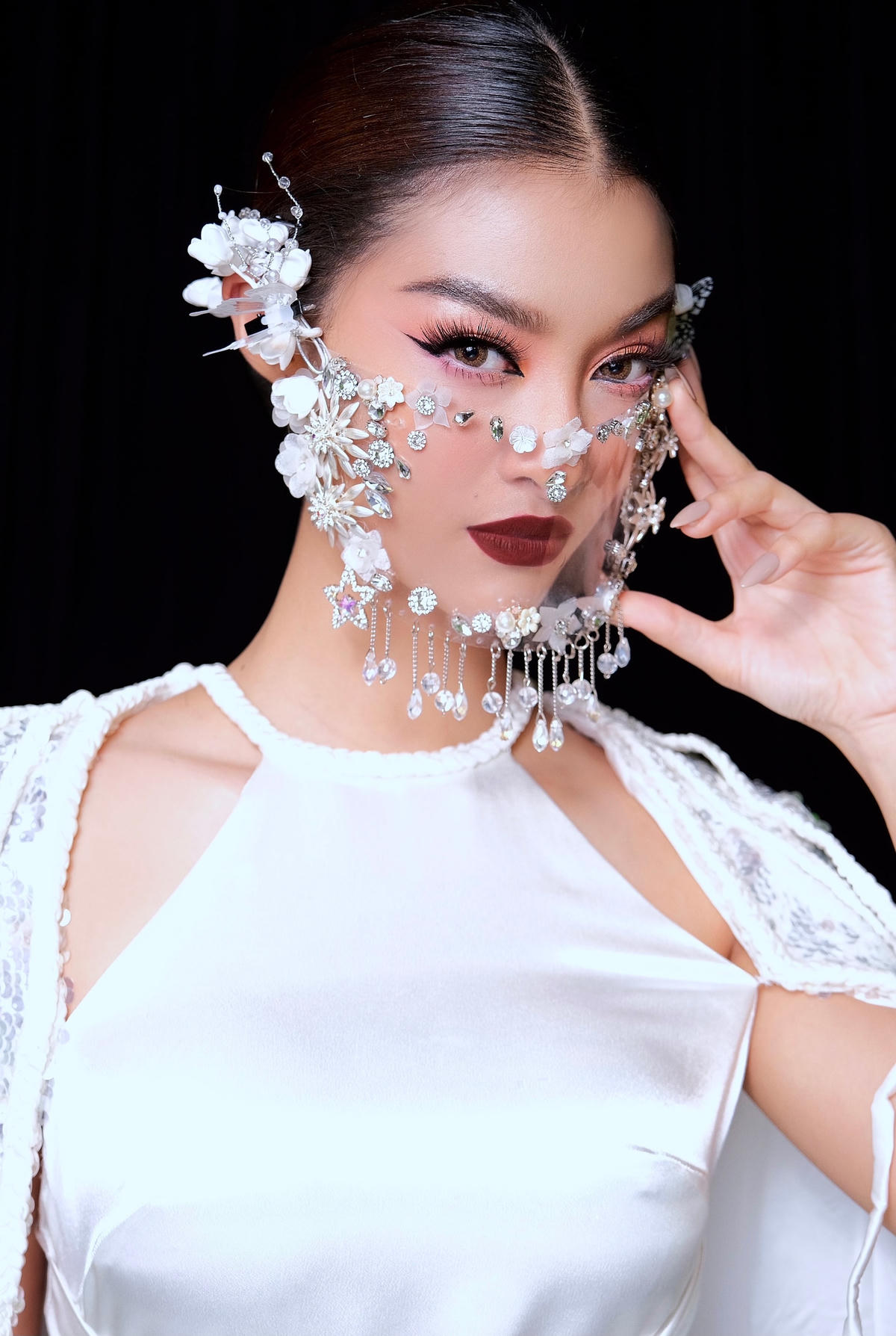 Lona với tạo hình xinh đẹp, hút ánh nhìn trong MV Nhất chi mai.