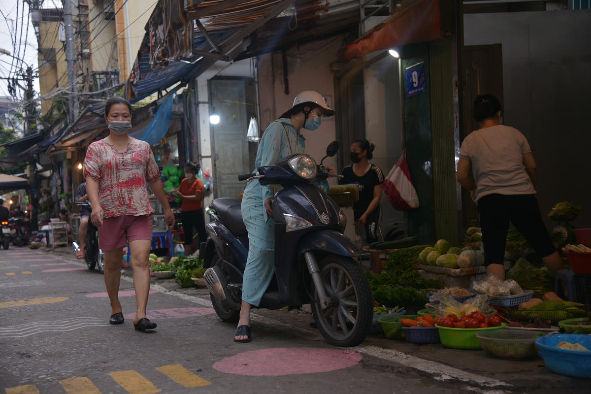 Chị Hương người mua hàng tại chợ cho biết: “Việc bố trí khoảng cách giũa người mua và người bán giúp tôi đứng giãn cách trong khi mua hàng hóa, từ đó đảm bảo được công tác phòng chống dịch bệnh”.