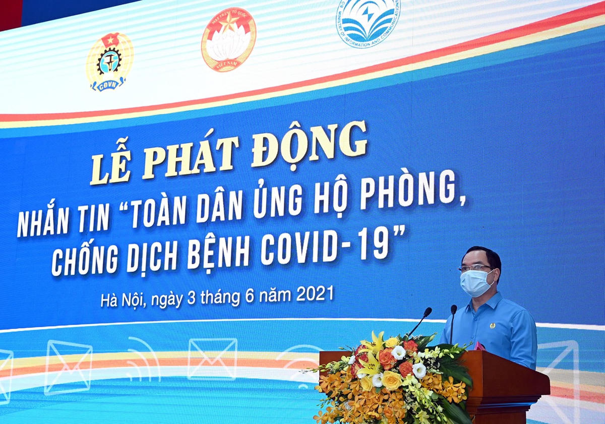 Chủ tịch Tổng Liên đoàn Lao động Việt Nam Nguyễn Đình Khang phát động chương trình nhắn tin ủng hộ phòng chống dịch Covid-19.