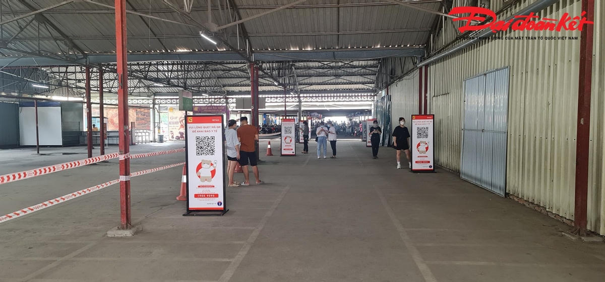 Người dân cũng có thể khai báo y tế bằng cách quét mã QR.