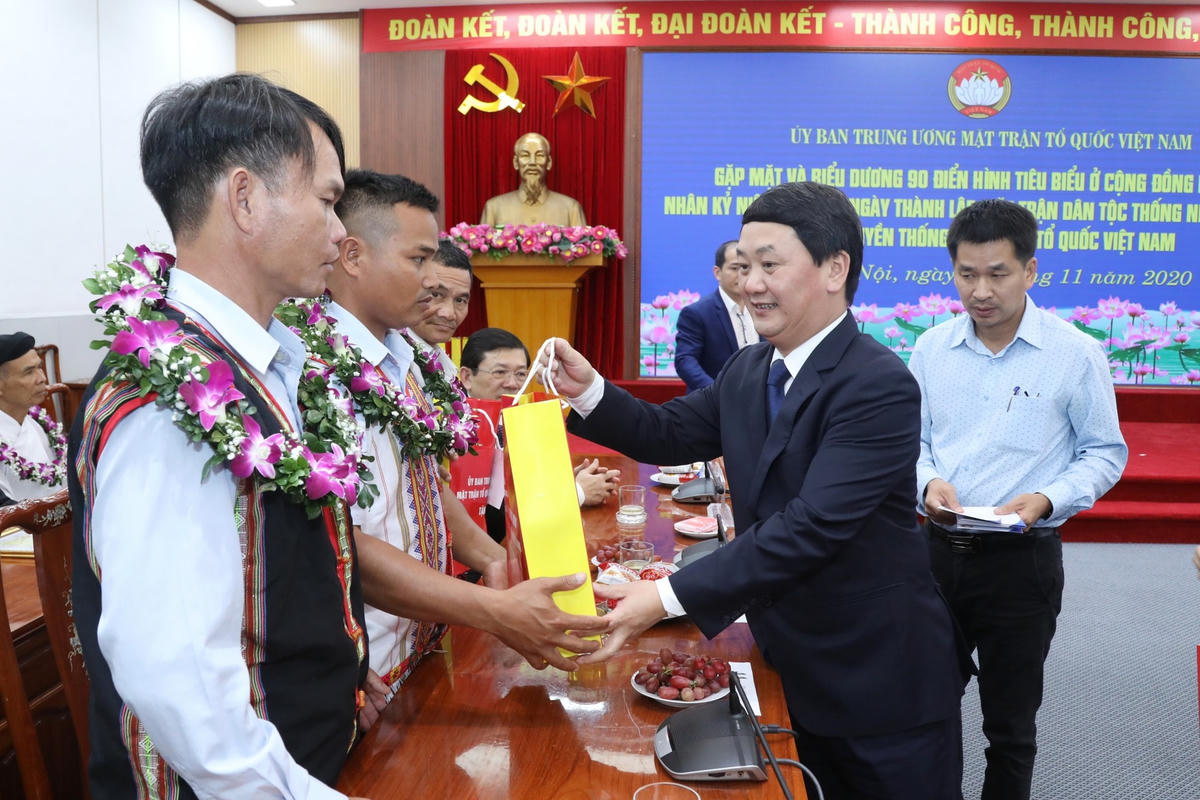 Phó Chủ tịch - Tổng Thư ký Hầu A Lềnh tặng quà cho các điển hình tiêu biểu.