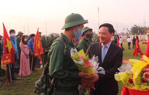 Ông Nguyễn Khắc Định, bí thư Tỉnh ủy Khánh Hòa tặng hoa, động viên thanh niên trước lúc lên đường nhập ngũ. 
