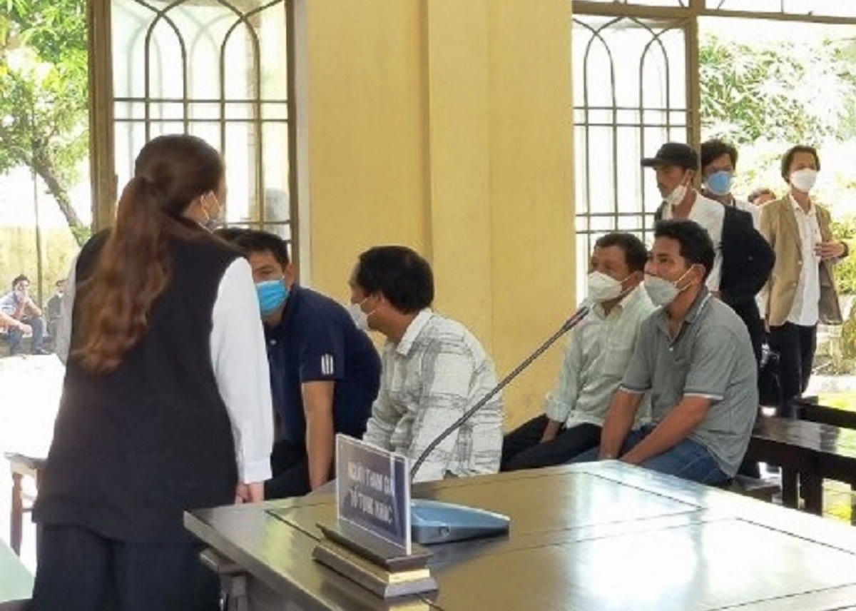 Sau khi tuyên án một số bị cáo ngồi thẫn thờ trong phòng xử án.